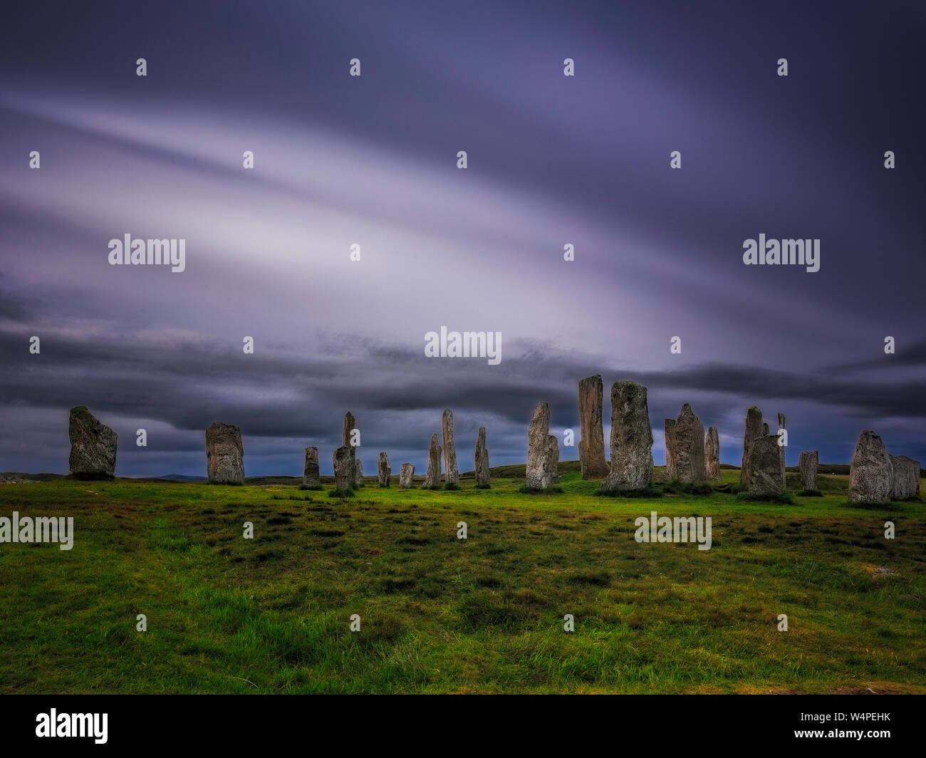 Le principali pietre di Callanish sotto cieli bui Foto Stock