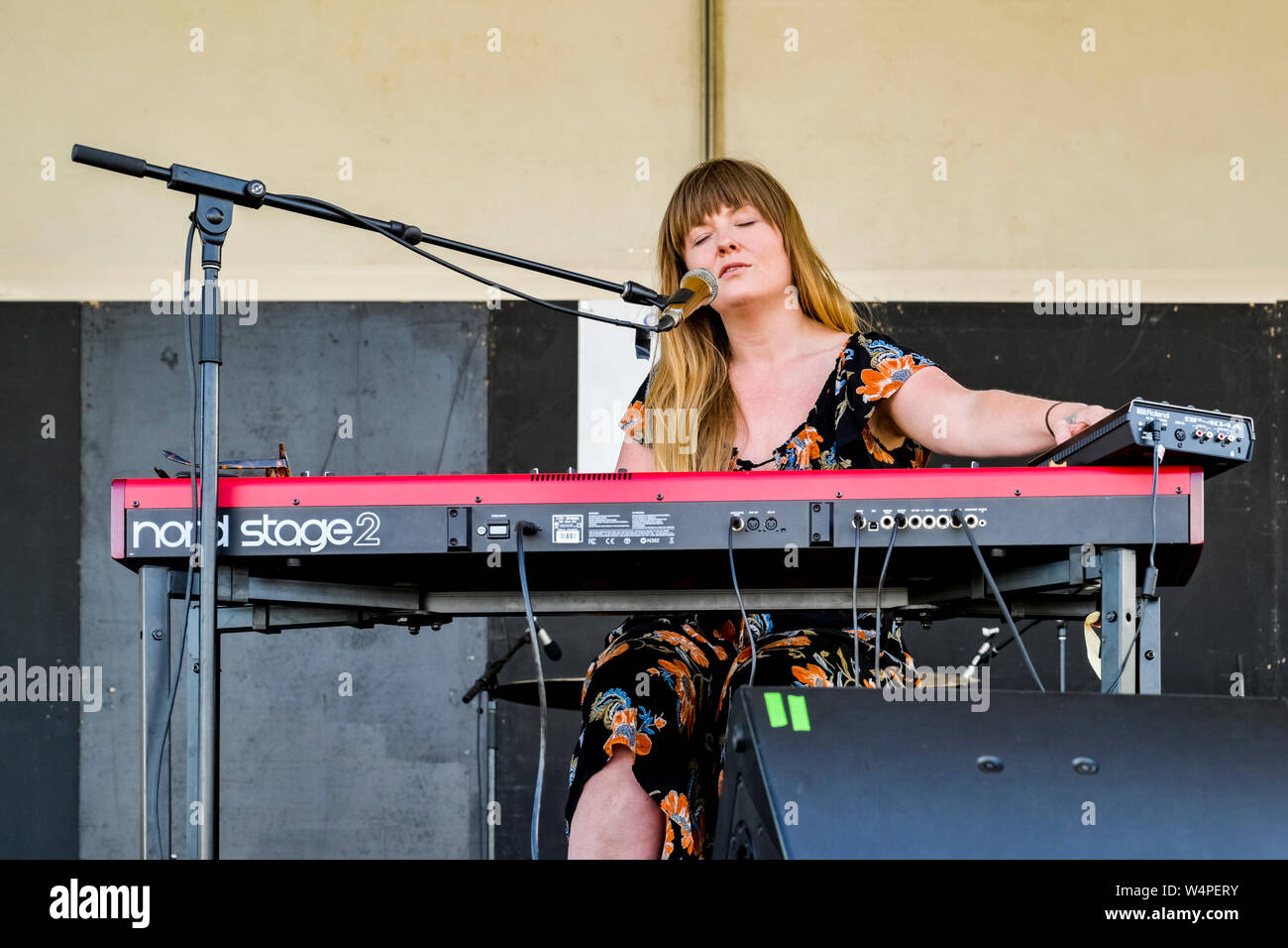 Lettore di tastiera, cantante, Liz Stevens, Copperhead, Vancouver Folk Music Festival, Vancouver, British Columbia, Canada Foto Stock