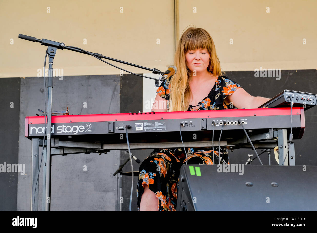 Lettore di tastiera, cantante, Liz Stevens, Copperhead, Vancouver Folk Music Festival, Vancouver, British Columbia, Canada Foto Stock