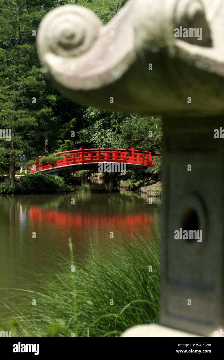 Il ponte nella Asian Garden a Sarah Duke Gardens in Durham, NC, Stati Uniti d'America Foto Stock