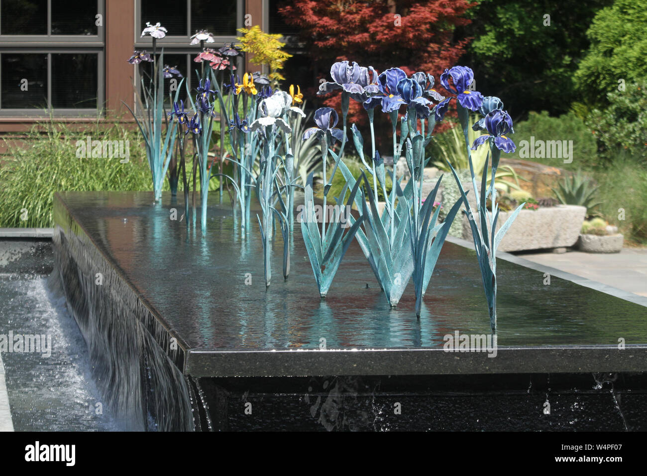 Fontana d'acqua all'entrata in Sarah P. Duke Gardens in Durham, NC, Stati Uniti d'America Foto Stock