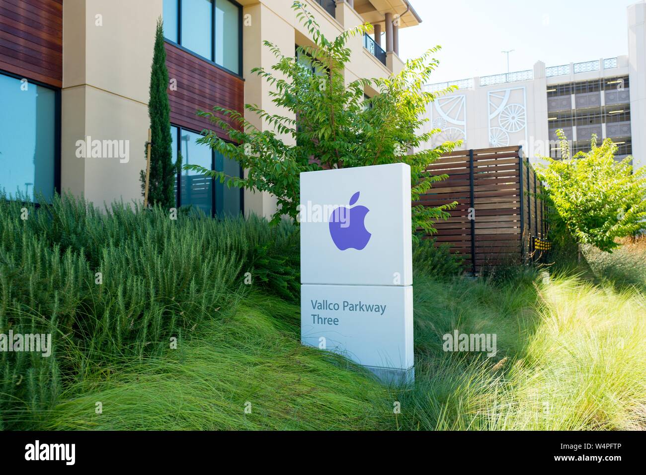 Segno con il logo impostato tra i paesaggi e gli edifici vicino alla sede della Apple Computer nella Silicon Valley, Cupertino, California, 26 agosto 2018. () Foto Stock