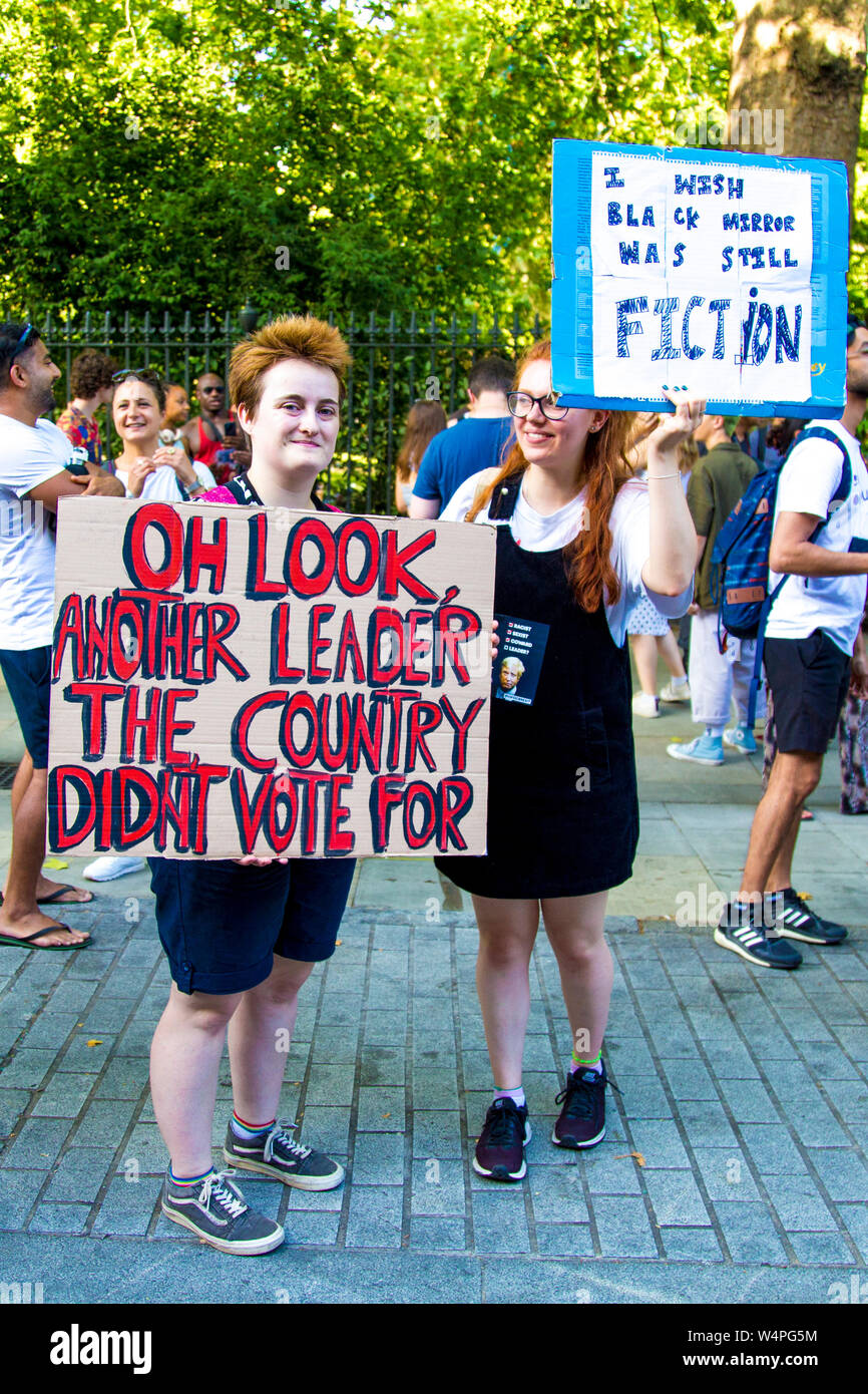 24 Luglio 2019 - Fck govt fck Boris protestare contro Boris Johnson assumendo la posizione di primo ministro, Russell Square, London, Regno Unito Foto Stock