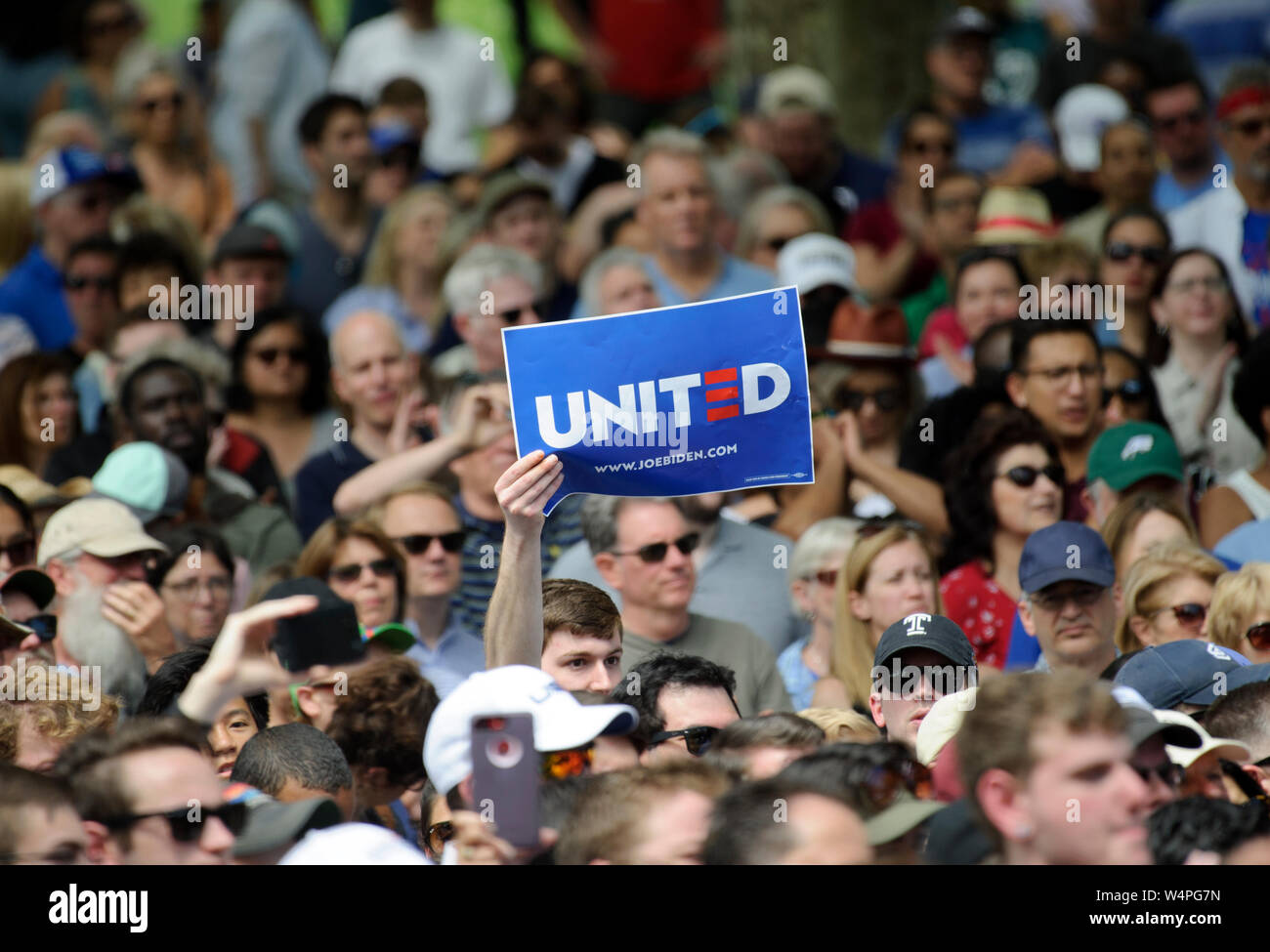 Tifosi si riuniscono come Joe Biden formalmente lancia il suo 2020 campagna presidenziale durante un rally a Eakins ovale in Philadelphia, Pennsylvania. Foto Stock