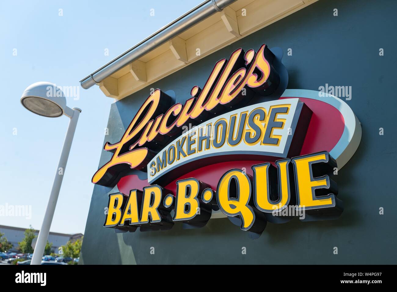 Segno sulla facciata a new Lucille's Barbecue ristorante nel centro cittadino di Dublino, California, 30 agosto 2018. () Foto Stock