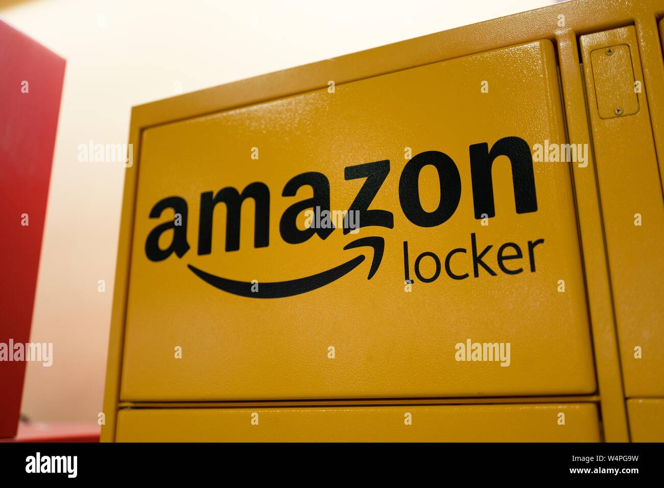 Close-up di logo giallo su Amazon locker, che consenta la fornitura di pacchetti di Amazon senza un indirizzo fisico, Dublino, California, 30 agosto 2018. () Foto Stock