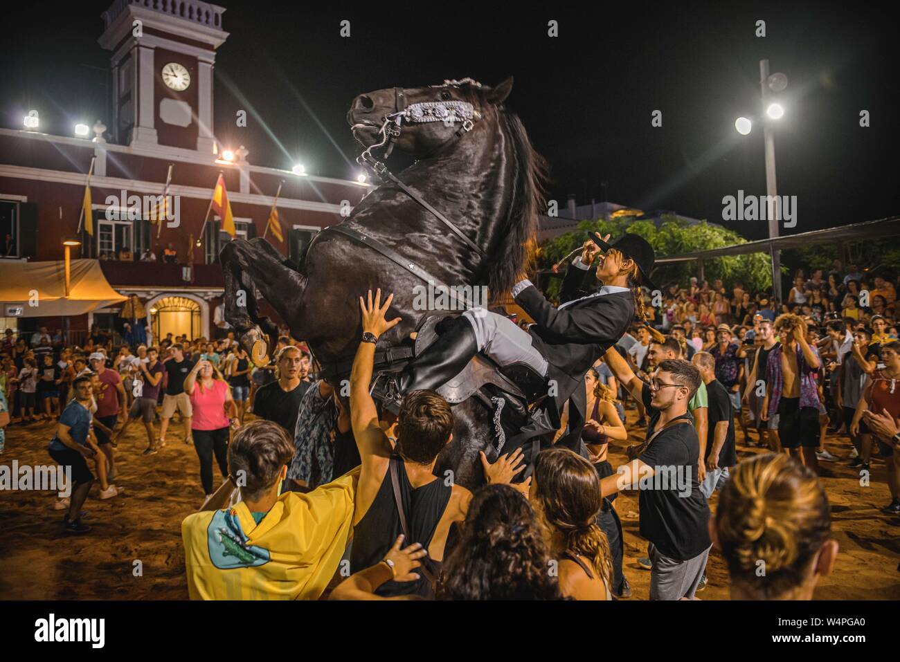 Barcellona, Spagna. 24 Luglio 2019: un 'caixer' (cavallo Cavaliere) culatte fino sul suo cavallo circondato da un tifo folla durante il tradizionale "Jaleo al Sant Jaume Festival in Es Castell Credito: Matthias Oesterle/Alamy Live News Foto Stock