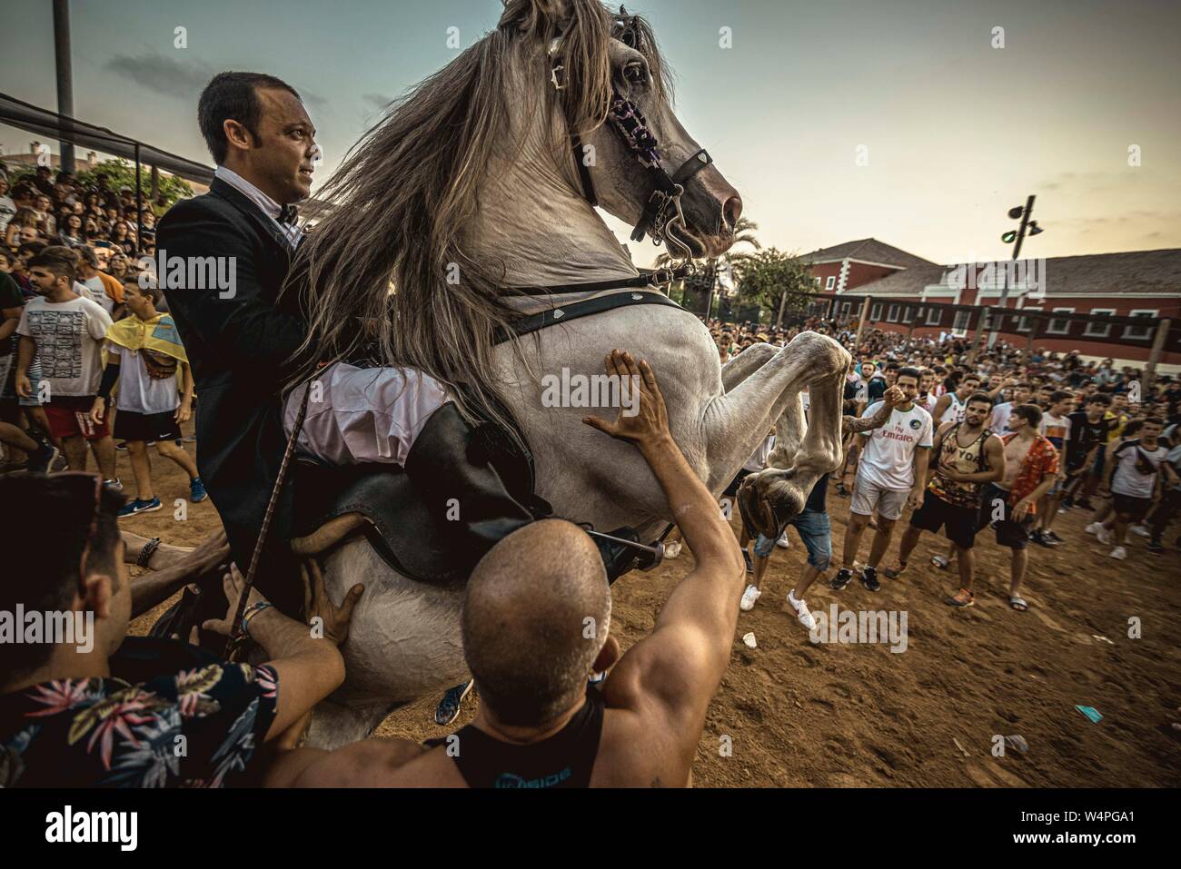 Barcellona, Spagna. 24 Luglio 2019: un 'caixer' (cavallo Cavaliere) culatte fino sul suo cavallo circondato da un tifo folla durante il tradizionale "Jaleo al Sant Jaume Festival in Es Castell Credito: Matthias Oesterle/Alamy Live News Foto Stock