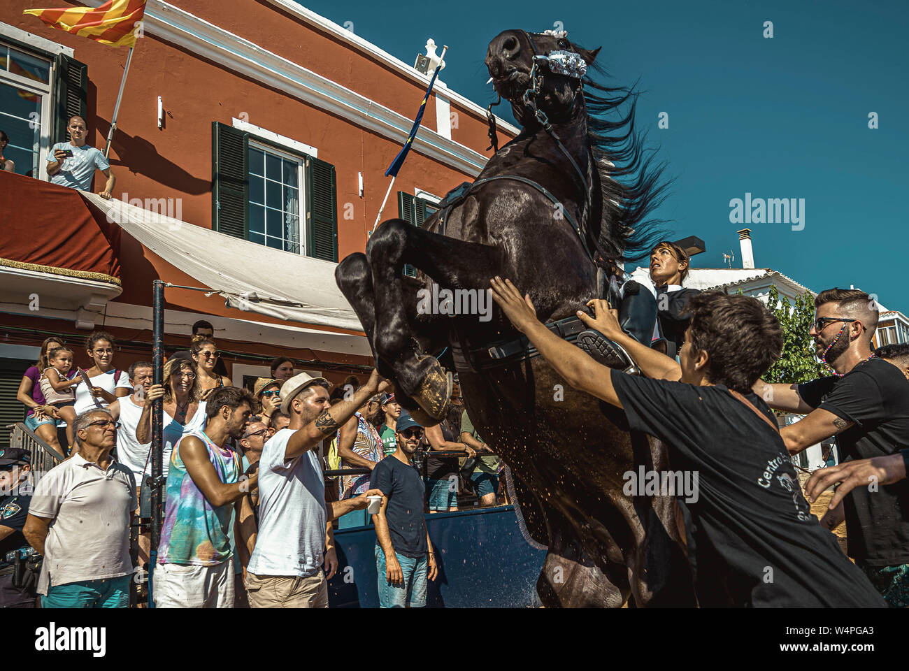 Barcellona, Spagna. 24 Luglio 2019: un 'caixer' (cavallo Cavaliere) culatte fino sul suo cavallo durante la cavalcata attraverso il villaggio di Es Castell prima del tradizionale "Jaleo al Sant Jaume Festival. Credito: Matthias Oesterle/Alamy Live News Foto Stock