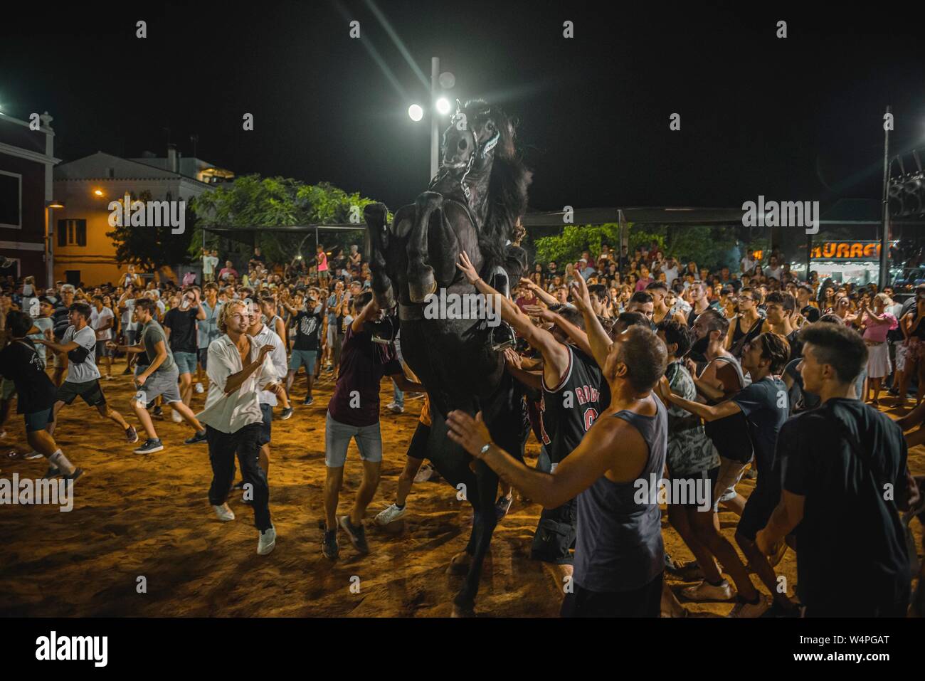 Barcellona, Spagna. 24 Luglio 2019: un 'caixer' (cavallo Cavaliere) culatte fino sul suo cavallo circondato da un tifo folla durante il tradizionale "Jaleo al Sant Jaume Festival in Es Castell Credito: Matthias Oesterle/Alamy Live News Foto Stock