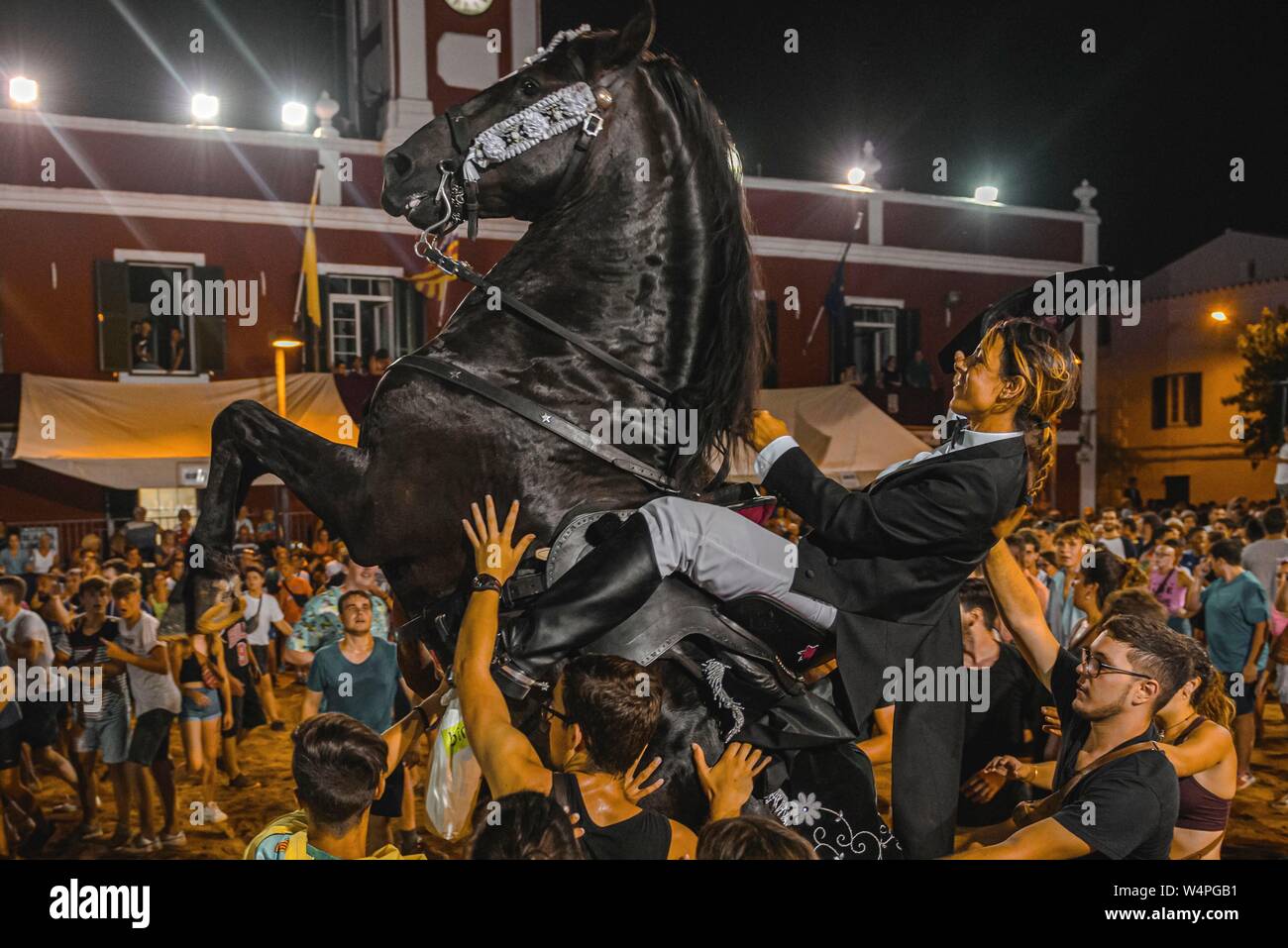 Barcellona, Spagna. 24 Luglio 2019: un 'caixer' (cavallo Cavaliere) culatte fino sul suo cavallo circondato da un tifo folla durante il tradizionale "Jaleo al Sant Jaume Festival in Es Castell Credito: Matthias Oesterle/Alamy Live News Foto Stock
