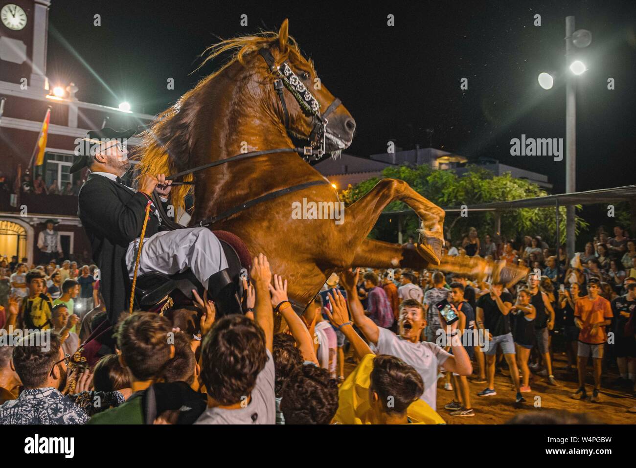 Barcellona, Spagna. 24 Luglio 2019: un 'caixer' (cavallo Cavaliere) culatte fino sul suo cavallo circondato da un tifo folla durante il tradizionale "Jaleo al Sant Jaume Festival in Es Castell Credito: Matthias Oesterle/Alamy Live News Foto Stock