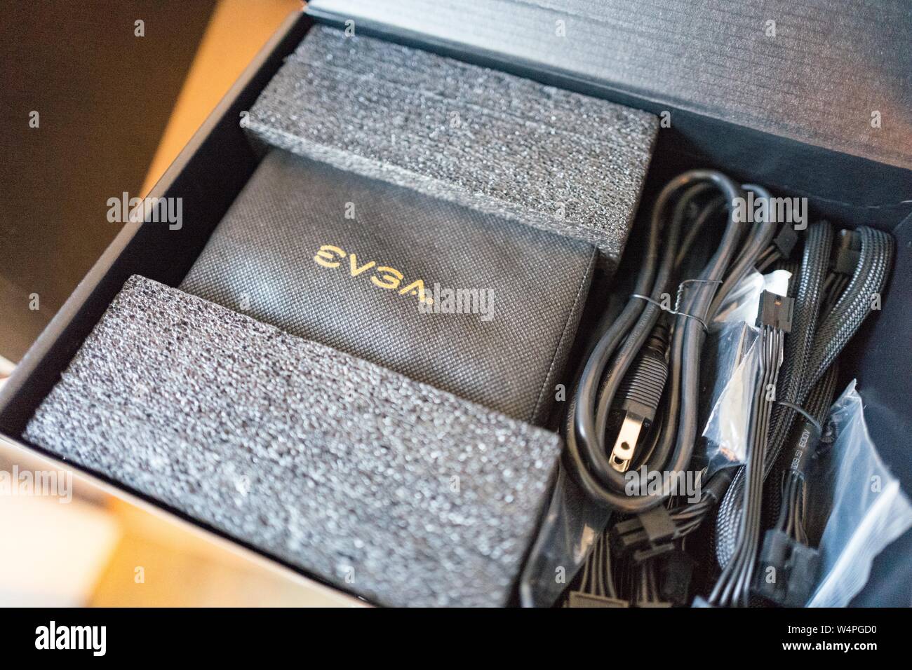 Nuovo EVGA Supernova Platinum 80 elevata efficienza l'alimentazione del calcolatore, nella casella; come il consumo di energia ha un grande effetto sui profitti delle operazioni minerarie, molti minatori cryptocurrency utilizzare alta efficienza di componenti per massimizzare i loro profitti, San Ramon, California, 30 agosto 2018. () Foto Stock