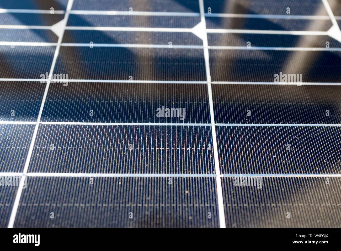 Close-up di celle solari, parte di pannelli solari in una zona residenziale di installazione solare, San Ramon, California, 10 settembre 2018. () Foto Stock