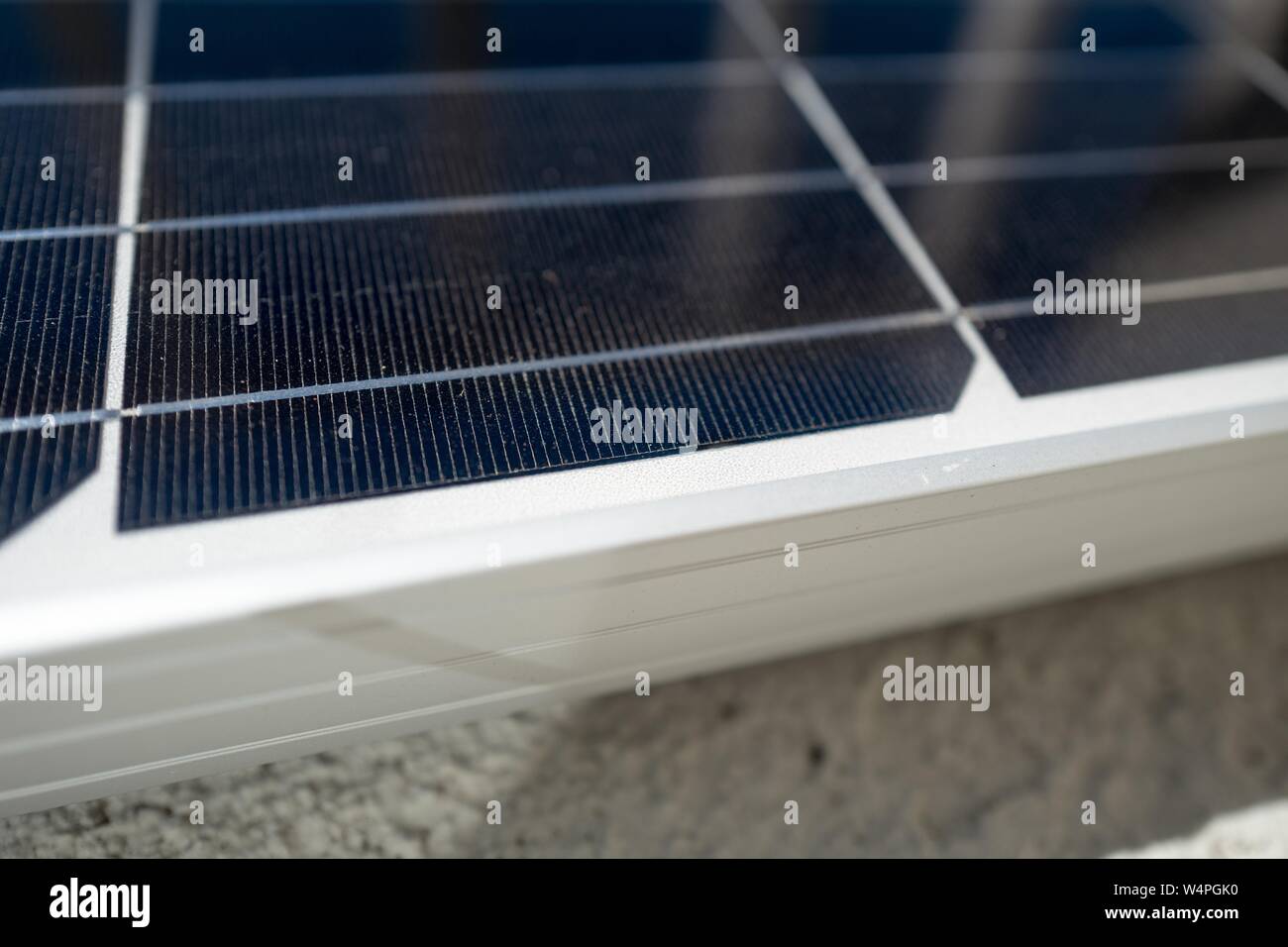 In prossimità del bordo del pannello solare in una zona residenziale di installazione solare, San Ramon, California, 10 settembre 2018. () Foto Stock