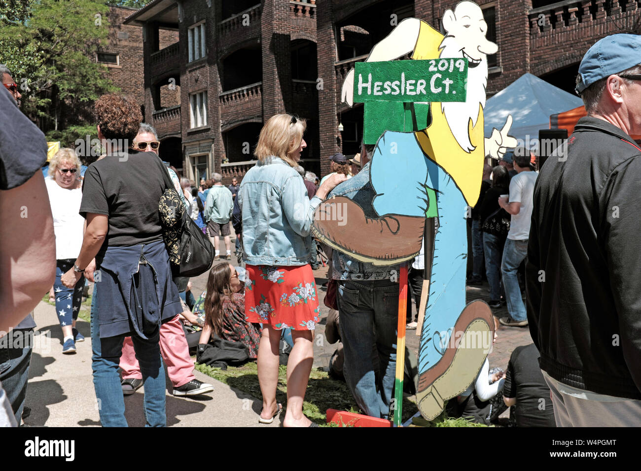 Una folla si gode la singolare 2019 Hessler Fair in University Circle Neighborhood di Cleveland, Ohio, Stati Uniti d'America festeggia il suo cinquantesimo anno dell'evento. Foto Stock
