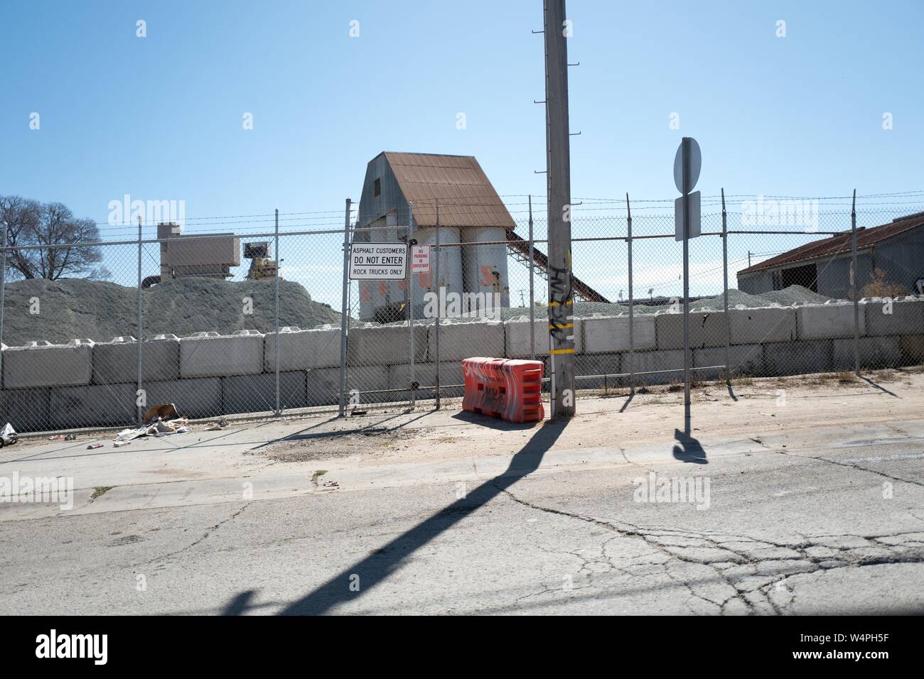 Segno e apparecchiature presso un cantiere di cemento in una porzione industriale di Berkeley, California, 13 settembre 2018. () Foto Stock