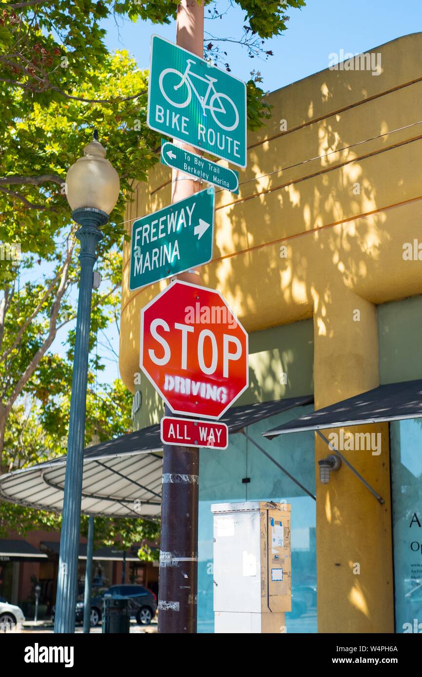 Il segnale di arresto con graffiti trasformando il segno in una lettura del messaggio 'Stop Guida' vicino a 4° Avenue a Berkeley, California; graffiti con un ambiente o messaggio sociale è comune nella città, 13 settembre 2018. () Foto Stock