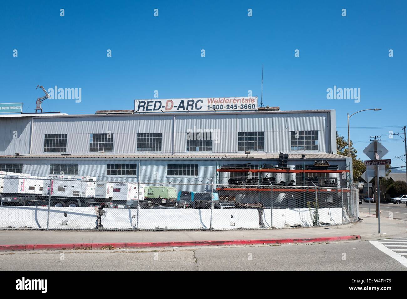 Facciata di edificio industriale per il rosso d Arc saldatrice robotizzata company, con braccio di robot sul tetto, a Berkeley, California, 13 settembre 2018. () Foto Stock