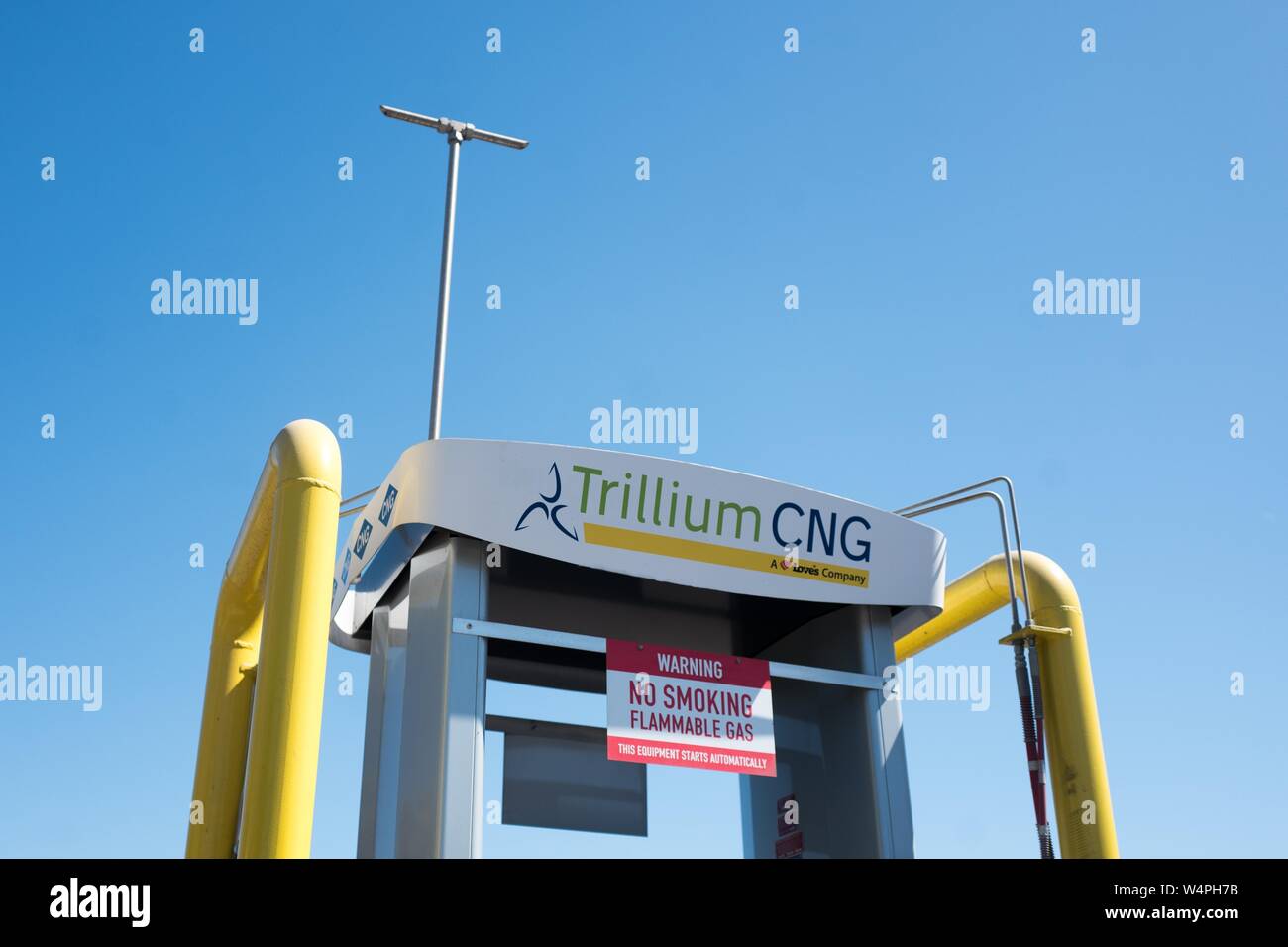Close-up di logo in Trillium Gas naturale compresso (CNG) stazione di riempimento in San Francisco Bay Area Cittadina di Berkeley, California, 13 settembre 2018. () Foto Stock