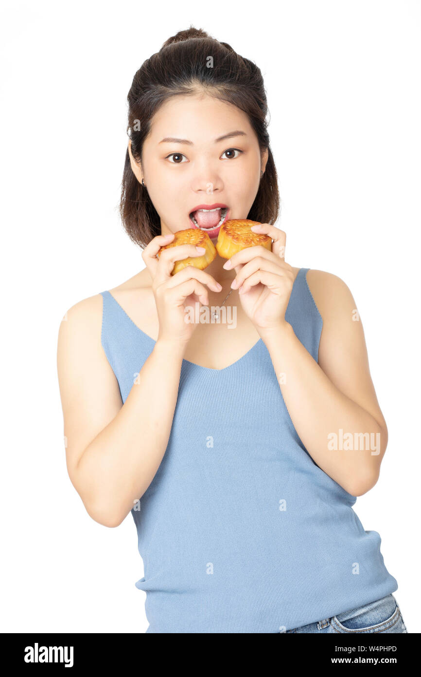 Bella donna cinese vestito in abiti casual tenendo una torta della luna il cibo tradizionale della vacanza cinese di metà autunno Festival isolate su un Foto Stock