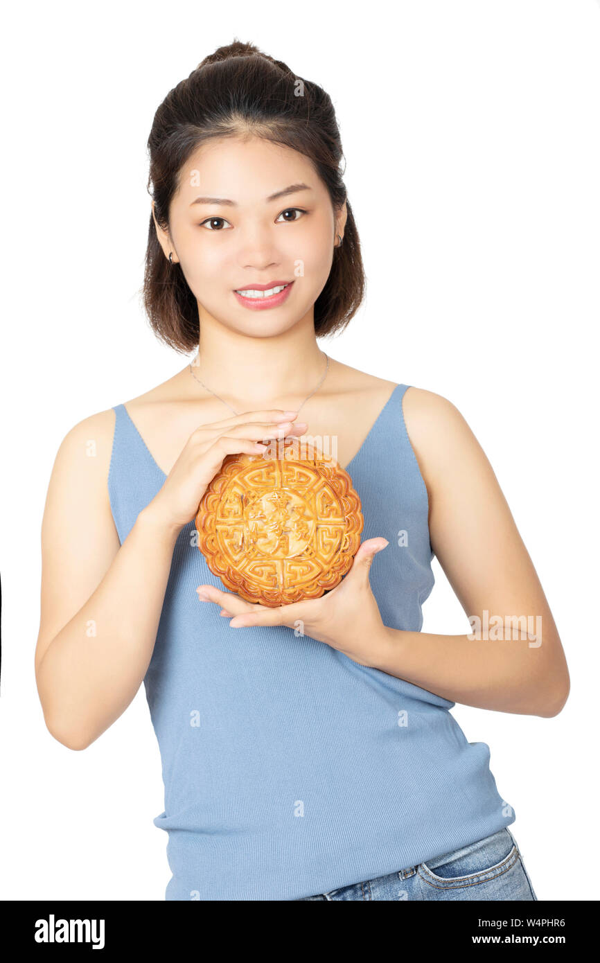 Bella donna cinese vestito in abiti casual tenendo una torta della luna il cibo tradizionale della vacanza cinese di metà autunno Festival isolate su un Foto Stock