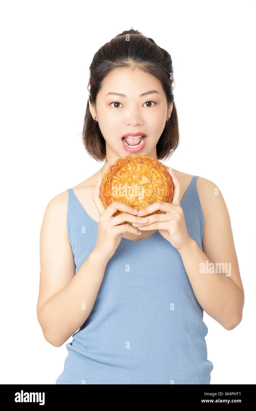 Bella donna cinese vestito in abiti casual tenendo una torta della luna il cibo tradizionale della vacanza cinese di metà autunno Festival isolate su un Foto Stock