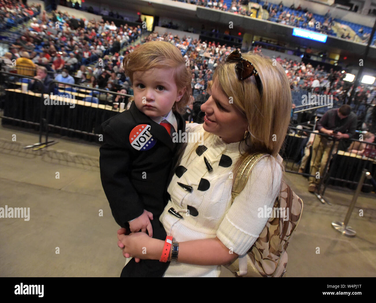 Baby Trump Hunter Tirpak è detenuto dalla madre Jessica Tirpak durante un Donald Trump al rally di Mohegan Sun Arena di Wilkes-Barre, PA. Foto Stock