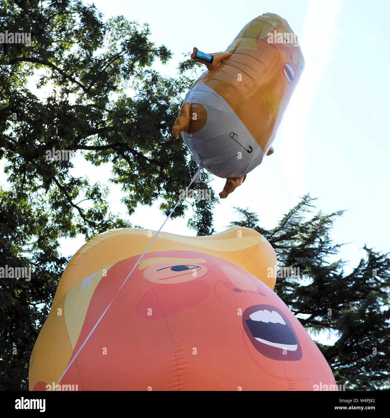 I membri del pubblico di visualizzare un Donald Trump baby palloncino sul display durante la fiera di strada in Maplewood, New Jersey. Foto Stock