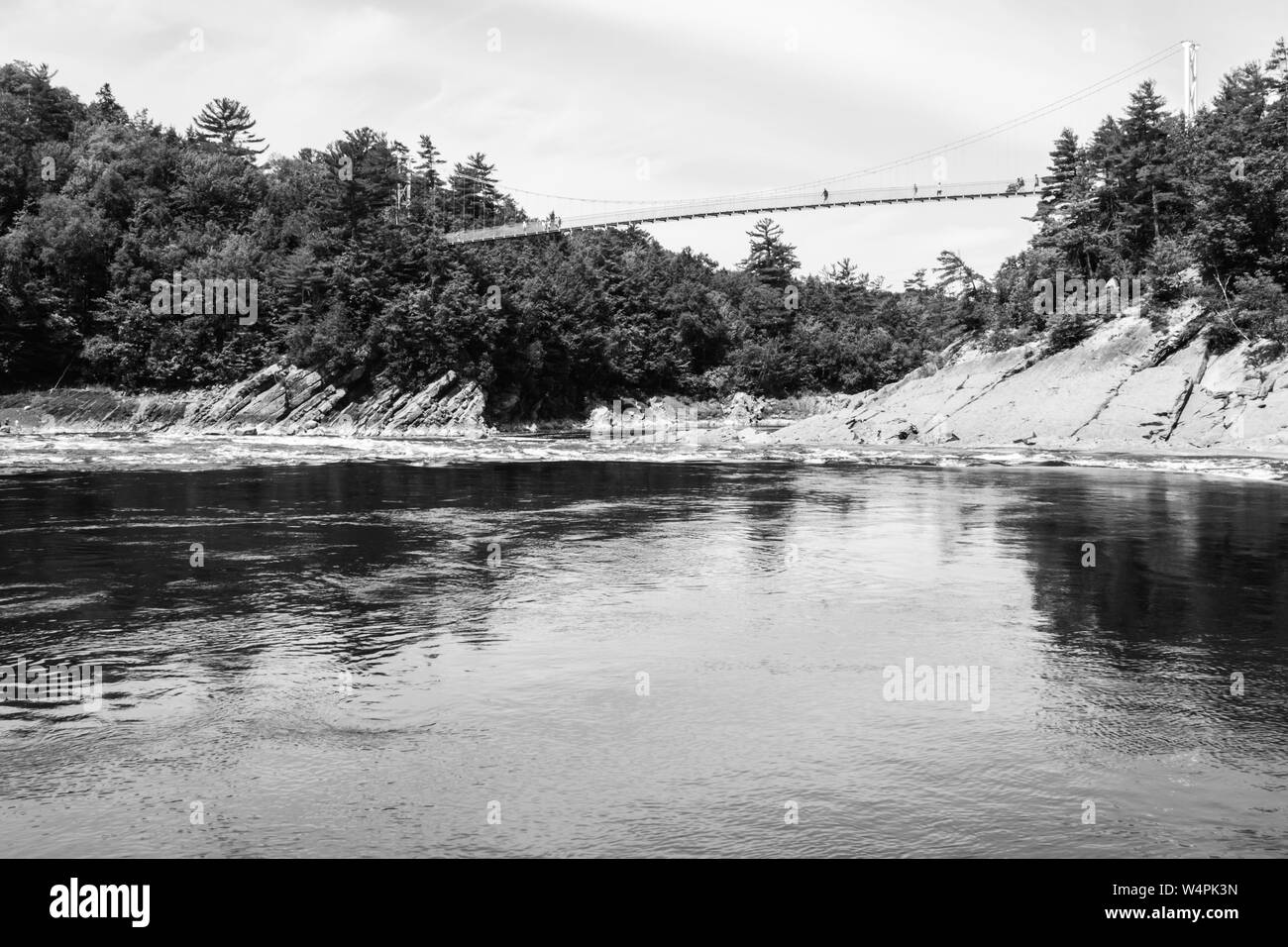 Ponte sospeso oltre il fiume chaudiere in Quebec, Canada in bianco e nero Foto Stock