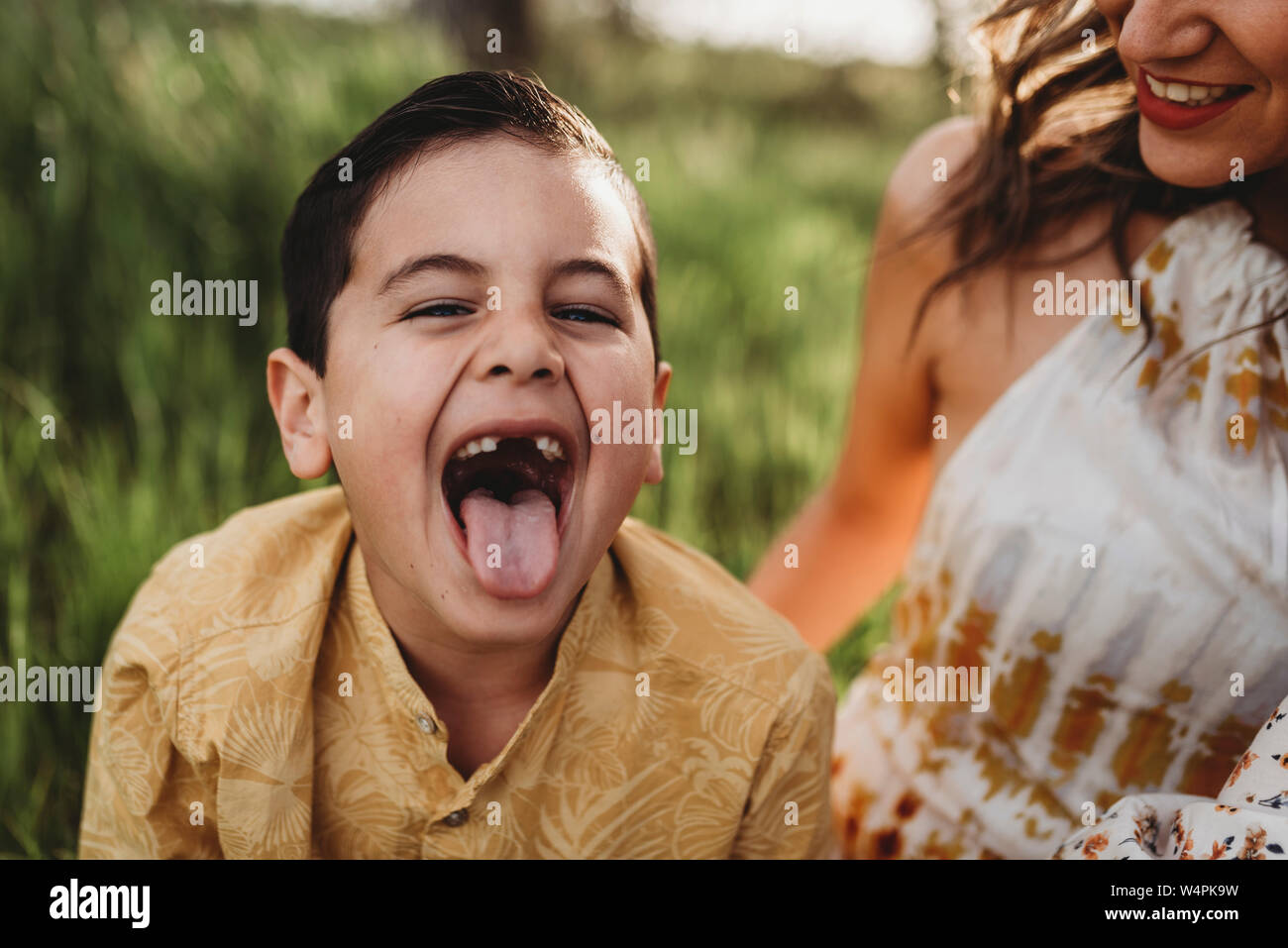 Close up ritratto di Giovane ragazzo il suo incollaggio con la lingua fuori Foto Stock