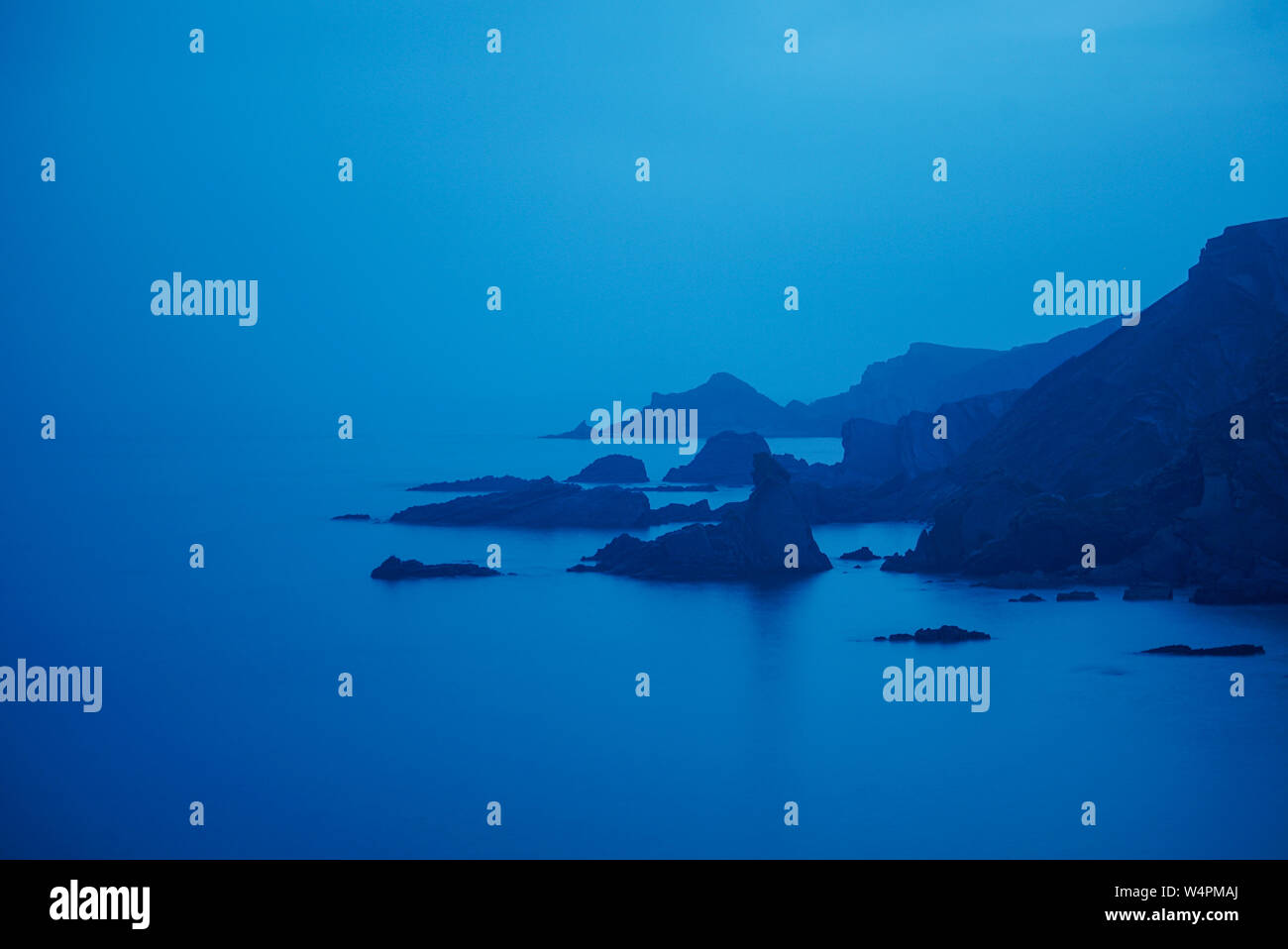 Robusto Clifs in Hartland Quay su Waveless Mattina presto Foto Stock