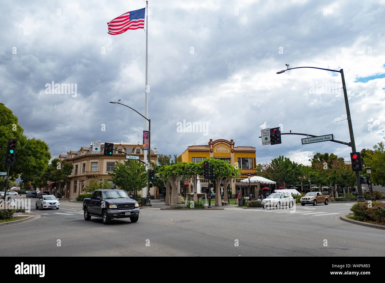 Downtown Livermore, tra cui la mitica Livermore bandiera Pole e diversi edifici storici sono visibili sotto un cielo drammatico sul primo Avenue, la strada principale di downtown Livermore, California, il 3 ottobre 2018. () Foto Stock