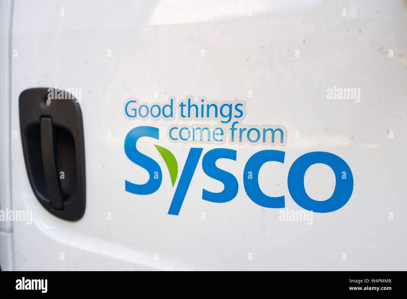 Close-up del logo al lato del veicolo per il food service industry distribution company Sysco a Berkeley, California, il 9 ottobre 2018. () Foto Stock