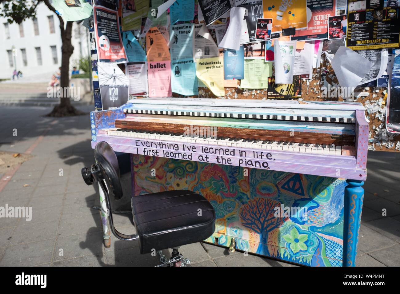 Decorate il pianoforte con testo di lettura tutto quello che ho imparato nella vita ho imparato prima al pianoforte, sul campus della UC Berkeley a Berkeley, California, parte di una strada Progetto Arte, Ottobre 9, 2018. () Foto Stock