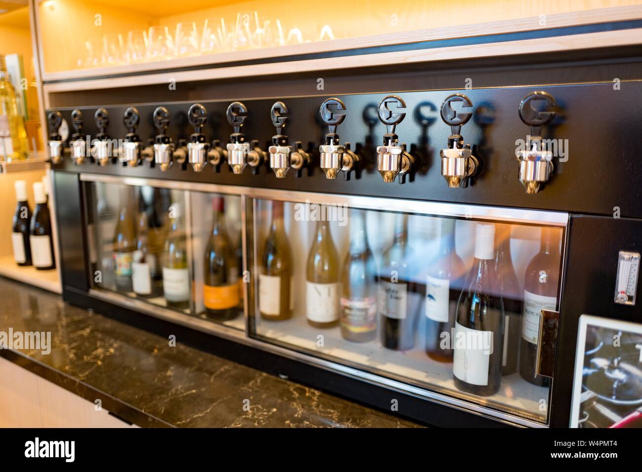 Bar dotato di diverse bottiglie di vino sul rubinetto, immagazzinato in un contenitore refrigerato, un concetto popolare consentendo per la degustazione di vini multipli, in un ristorante a San Francisco, California, 15 ottobre 2018. () Foto Stock