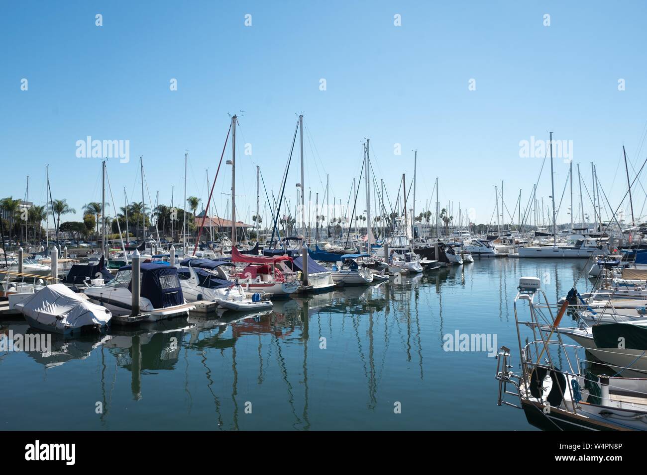 Barche a vela e barche a motore ormeggiata in un porto in una giornata di sole in Marina del Rey quartiere di Los Angeles, California, 20 ottobre 2018. () Foto Stock