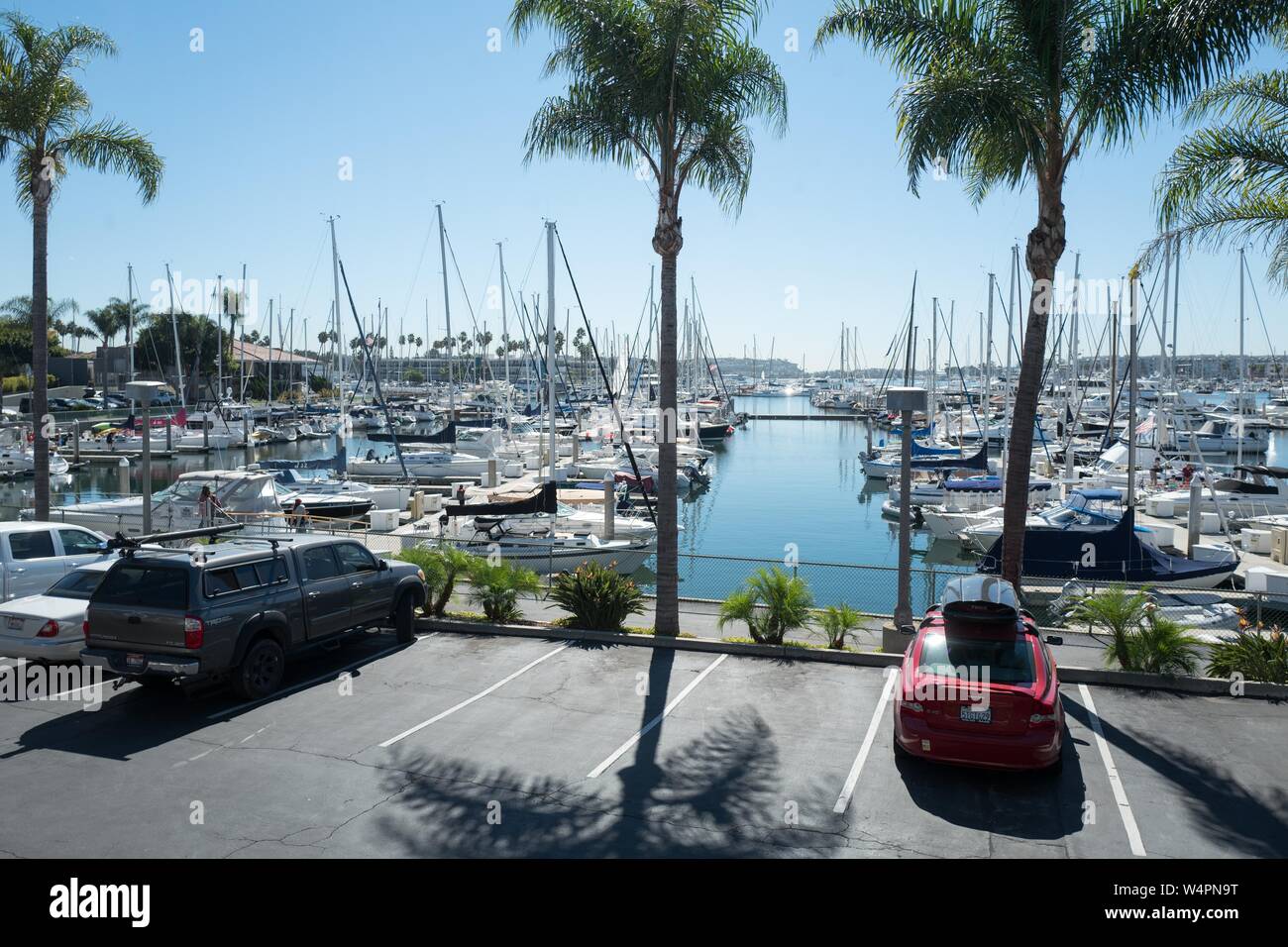 Angolo di alta vista delle barche ormeggiate nel porto di Marina del Rey quartiere di Los Angeles, California, 20 ottobre 2018. () Foto Stock