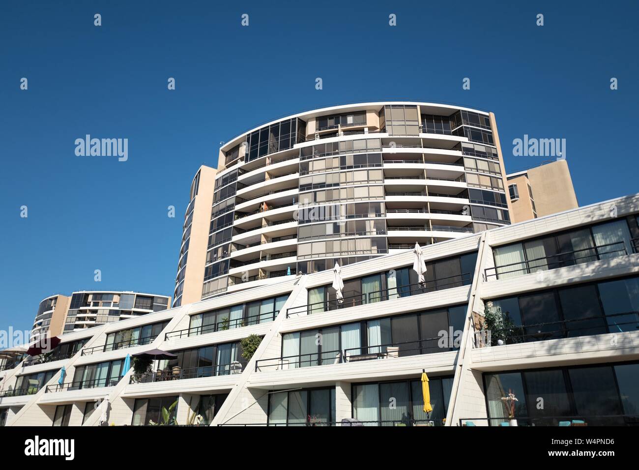 Facciata del carattere distintivo Marina City Club condominio nella Marina Del Rey quartiere di Los Angeles, California, 21 ottobre 2018. () Foto Stock