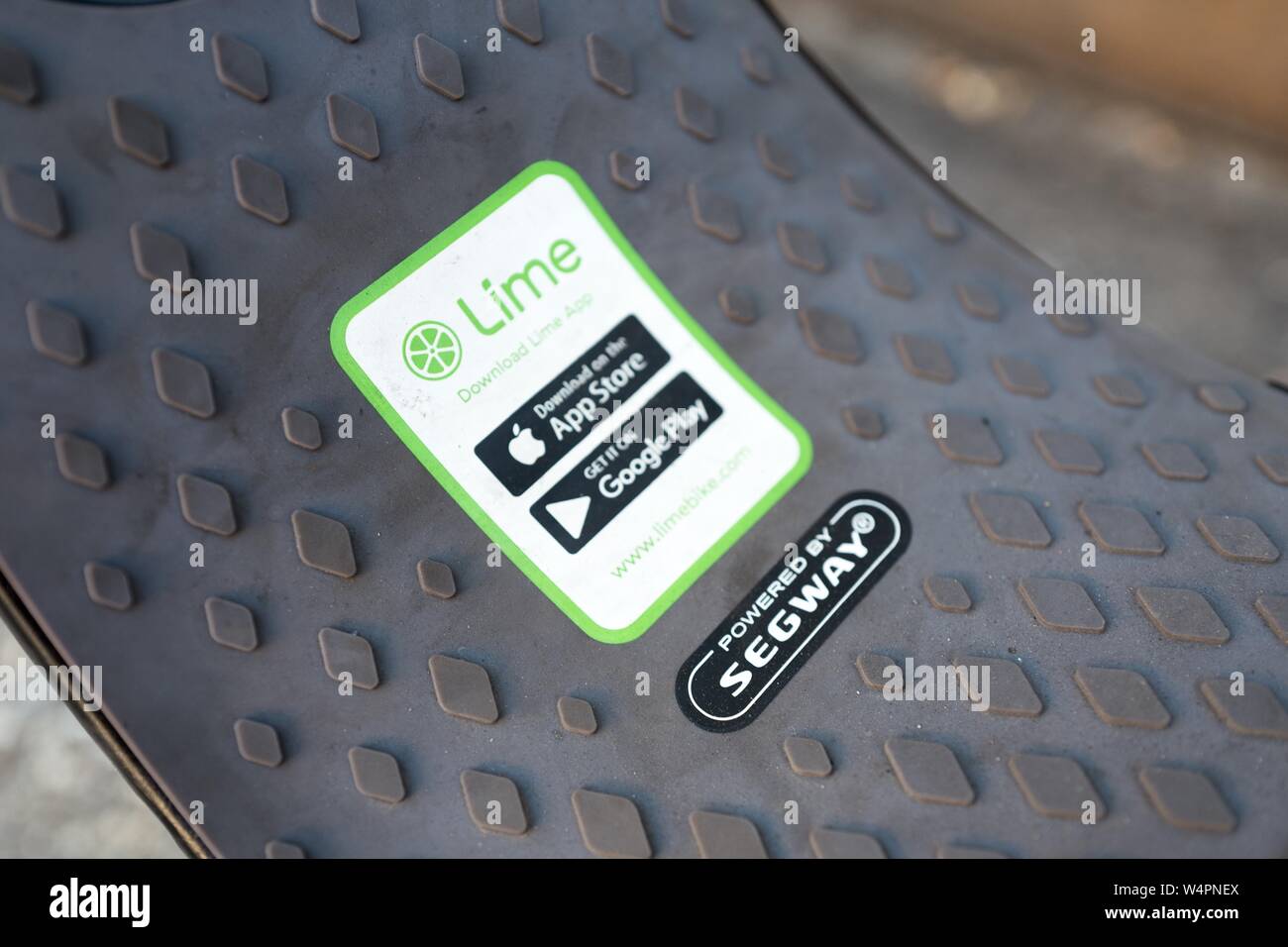 Close-up del logo su scooter da condivisione economia calce azienda indicante che lo scooter è stata prodotta come parte di un accordo di partenariato con Segway in Marina Del Rey quartiere di Los Angeles, California, 21 ottobre 2018. () Foto Stock
