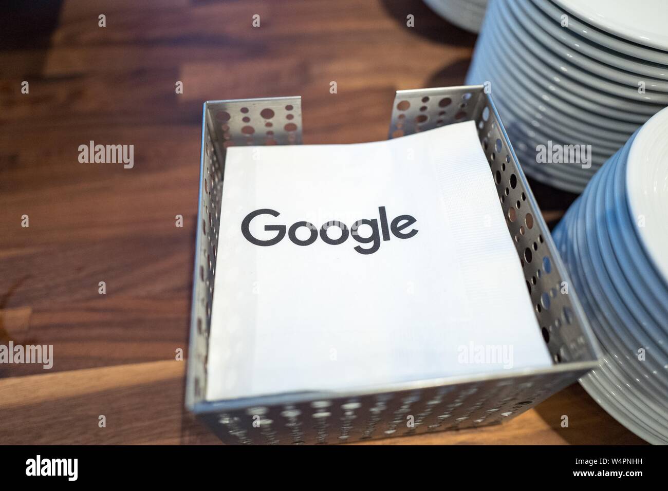 Close-up del logo per il motore di ricerca Google società su tovaglioli in un contenitore, Los Angeles, California, 23 ottobre 2018. () Foto Stock