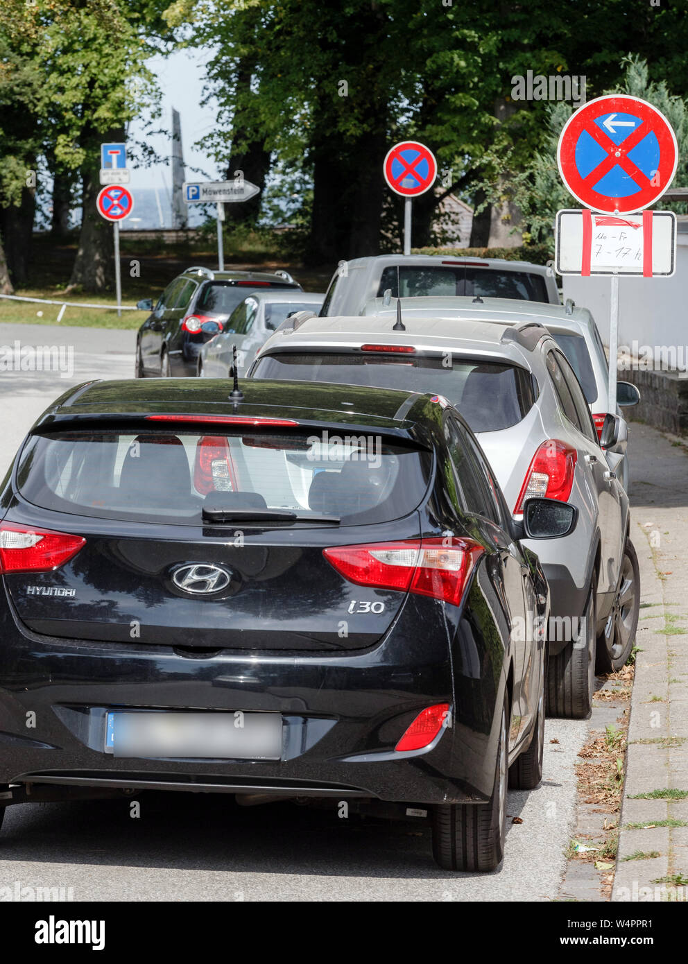 24 luglio 2019, Schleswig-Holstein, Travemünde: parco veicoli in una curva in un assoluto no-zona parcheggio. (A DPA-Korr 'località balneari di fronte ad un dilemma con bel tempo il numero sbagliato di parkers sorge') Foto: Markus Scholz/dpa Foto Stock