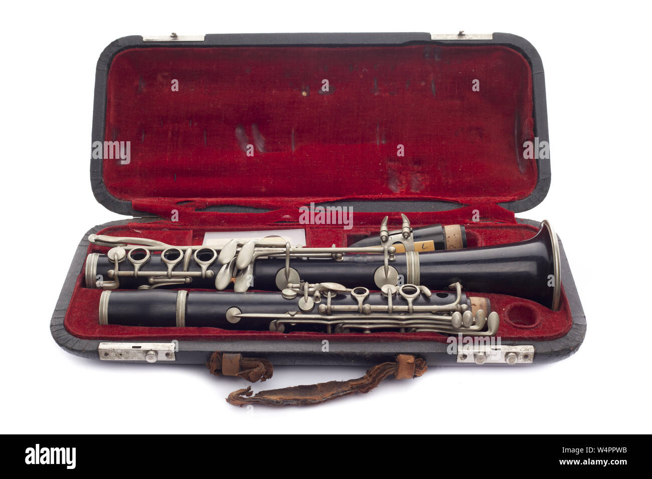 Antique clarinetto ripartiti in sua custodia da viaggio isolato su bianco Foto Stock