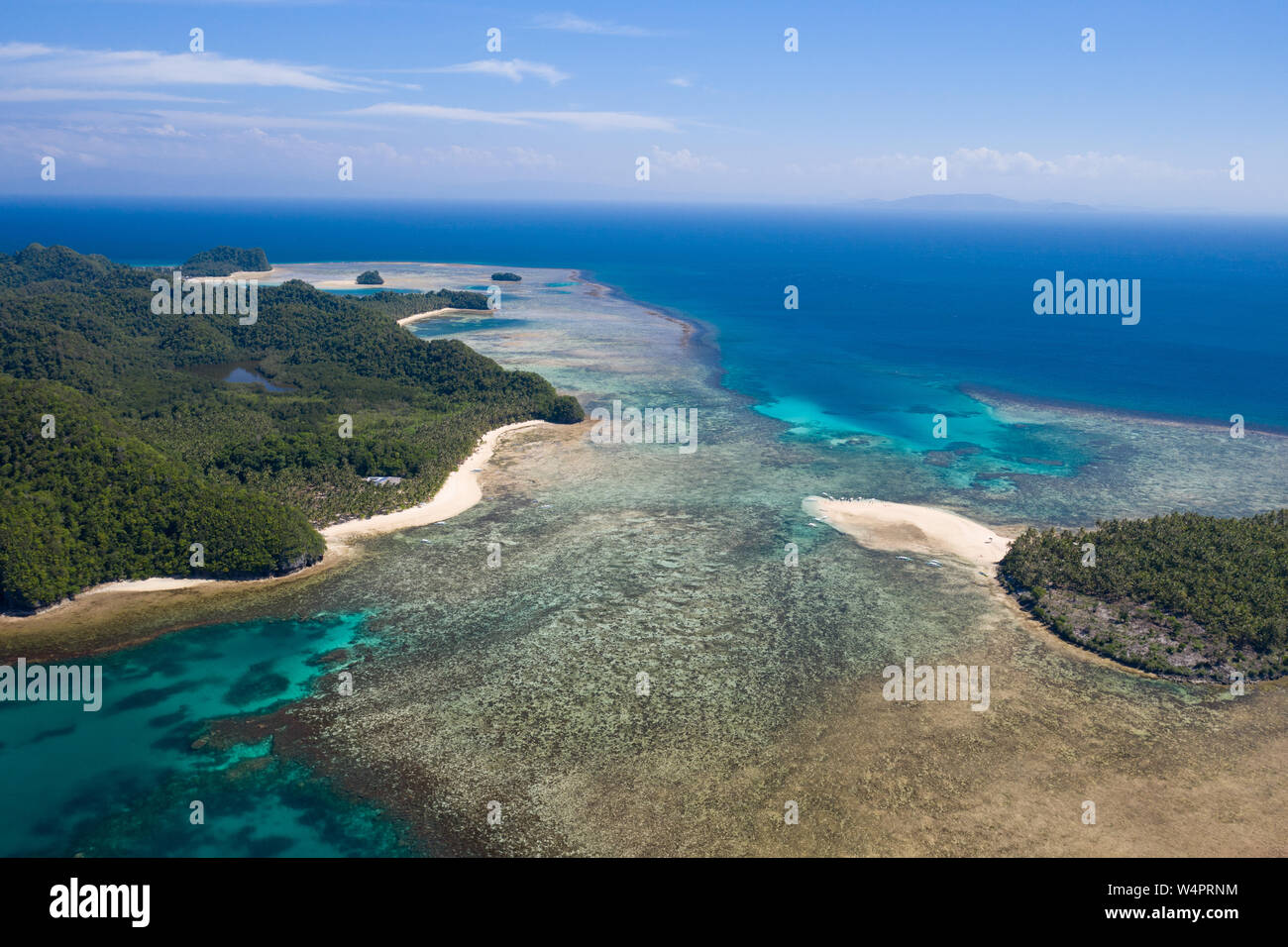 Riprese aeree prese con un drone di Kangbangyo isola e isola Kawhagan,Siargao Island,Filippine. Foto Stock