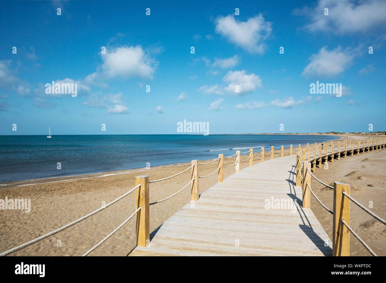 Passerelle in legno presso la spiaggia di Riumar, Ebro Delta Riserva Naturale, provincia di Tarragona Catalogna Foto Stock