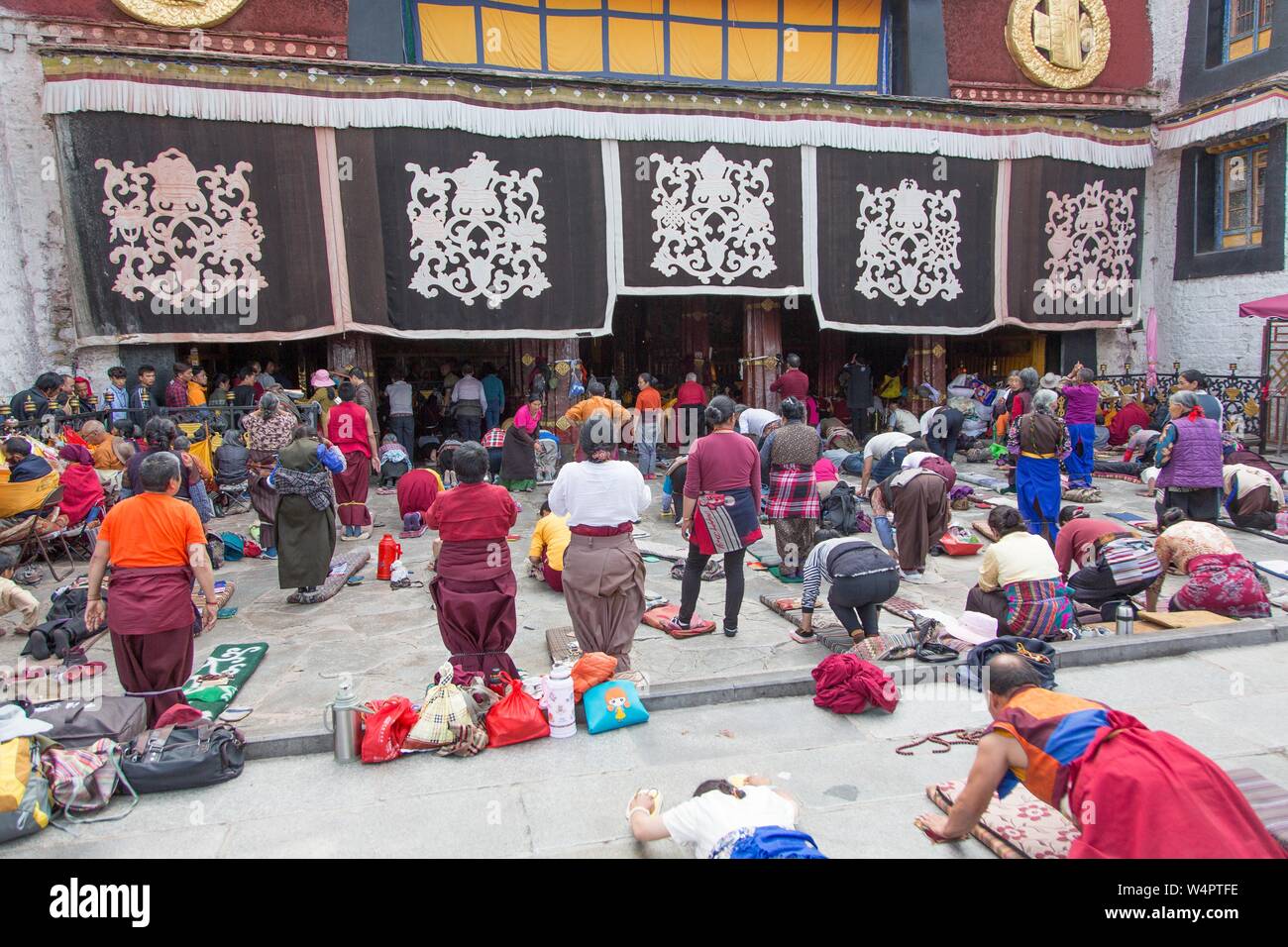 Buddisti pregano davanti al tempio di Jokhang a Lhasa, in Tibet, Cina Foto Stock