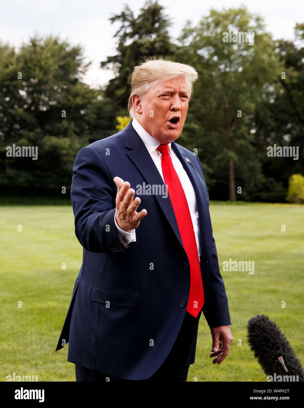 Washington DC, Stati Uniti d'America. Il 24 luglio, 2019. Stati Uniti Presidente Donald Trump parla ai giornalisti prima di lasciare la casa bianca a Washington DC, luglio 24, 2019. Trump mercoledì il veto le risoluzioni del congresso che intende bloccare la Trump dell amministrazione di sforzi per vendere armi in Arabia Saudita e negli Emirati Arabi Uniti. (Foto di Ting Shen/Xinhua) Credito: Xinhua/Alamy Live News Foto Stock