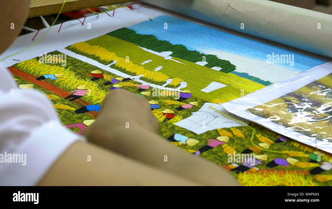 HOANG TAN, VIETNAM - Giugno 27, 2017: close up di un ricamo paesaggio essendo realizzato a Hong Ngoc centro artigianale Foto Stock
