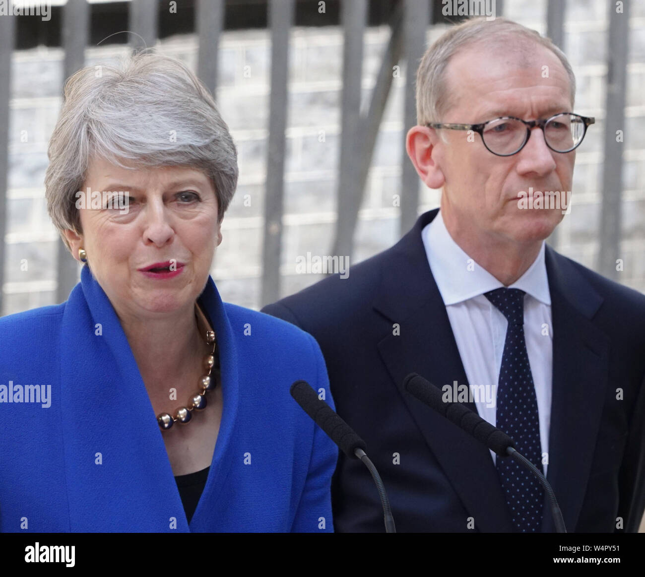 Londra, Regno Unito. Il 24 luglio, 2019. Il Primo Ministro inglese Theresa Maggio e suo marito Filippo può parla di media al di fuori del numero 10 di Downing Street a Londra. Credito: SOPA Immagini limitata/Alamy Live News Foto Stock