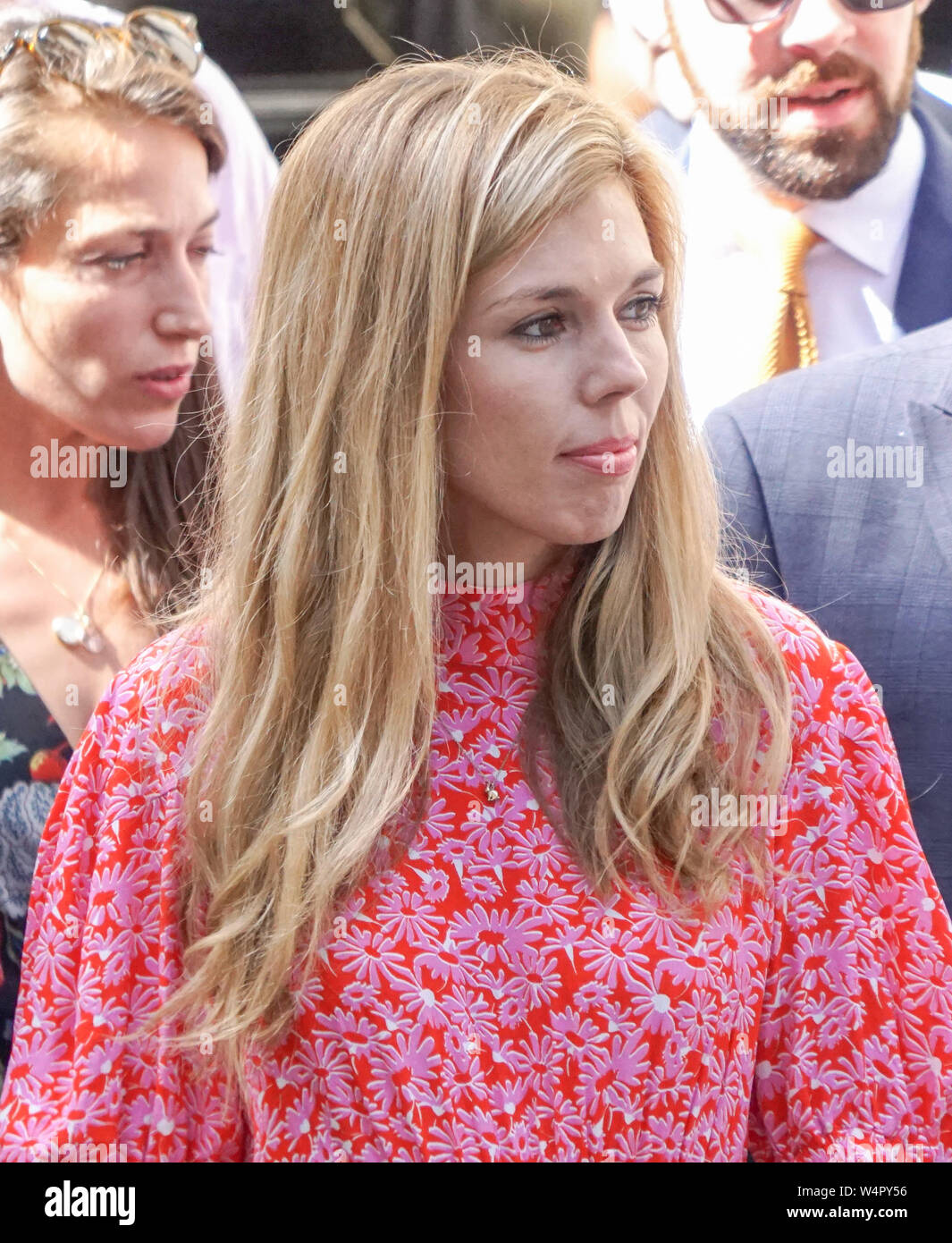Londra, Regno Unito. Il 24 luglio, 2019. Il nuovo Primo Ministro Boris Johnson la ragazza di Carrie Symonds attende per Boris Johnson per arrivare al numero 10 di Downing Street a Londra. Credito: SOPA Immagini limitata/Alamy Live News Foto Stock